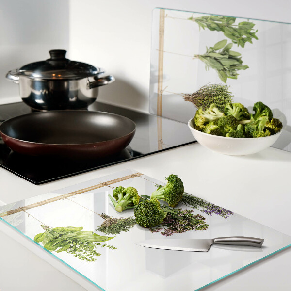 Schneidebrett An einer Schnur getrocknete Kräuter