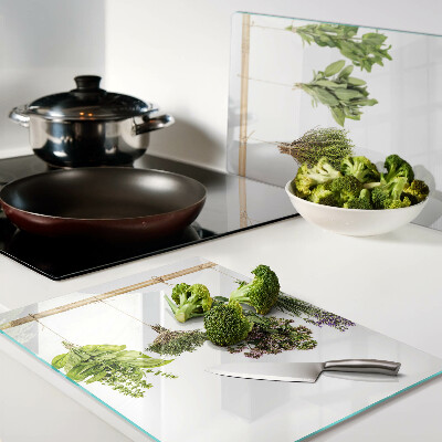 Schneidebrett mit getrockneten Kräutern an einer Schnur