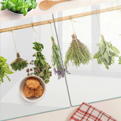 Schneidebrett mit getrockneten Kräutern an einer Schnur