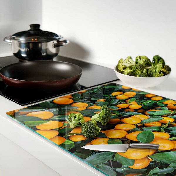 Glas schneidebrett Mandarinen an den Zweigen