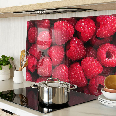 Schneidebrett Glas mit Himbeeren im Hintergrund