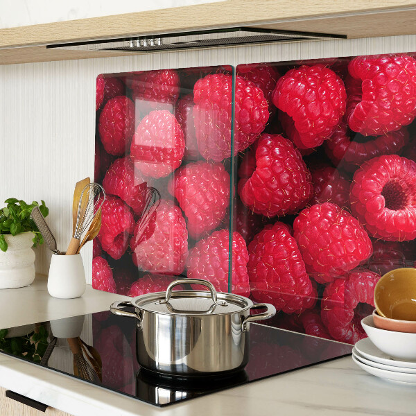 Schneidebrett Glas mit Himbeeren im Hintergrund