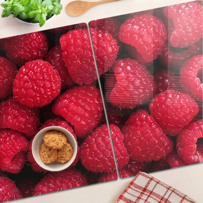 Schneidebrett glas Himbeeren im Hintergrund