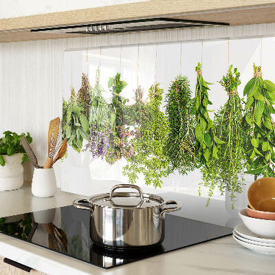 Glas schneidebrett Kräuter, die an einer Schnur hängen