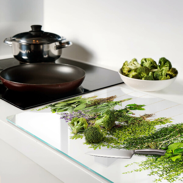 Glas schneidebrett Kräuter, die an einer Schnur hängen