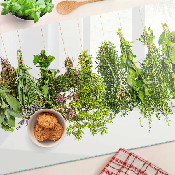 Glas schneidebrett Kräuter, die an einer Schnur hängen