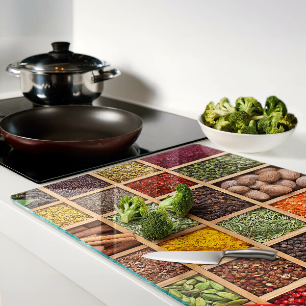 Schneidebrett mit Gewürzgläsern