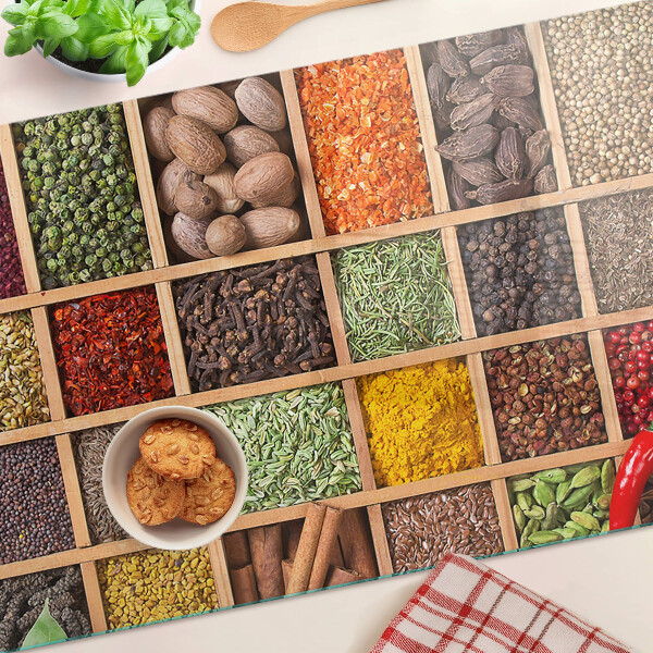 Schneidebrett mit Gewürzgläsern