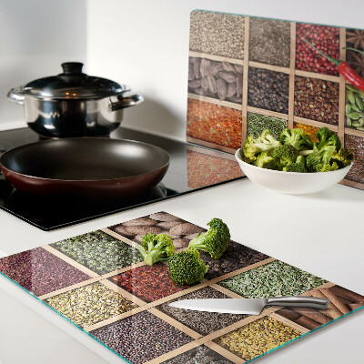 Schneidebrett mit Gewürzgläsern