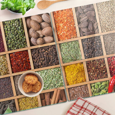 Schneidebrett mit Gewürzgläsern