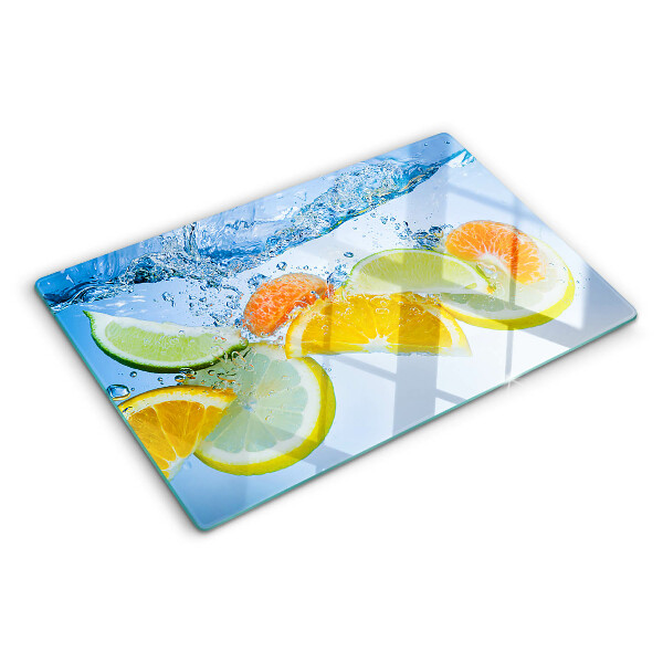 Glas schneidebrett Zitrusfrüchte in Wasser