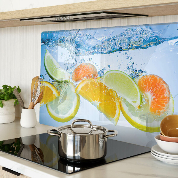 Glas schneidebrett Zitrusfrüchte in Wasser