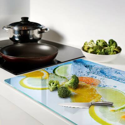 Glas schneidebrett Zitrusfrüchte in Wasser