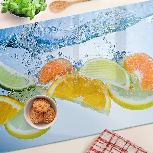 Glas schneidebrett Zitrusfrüchte in Wasser