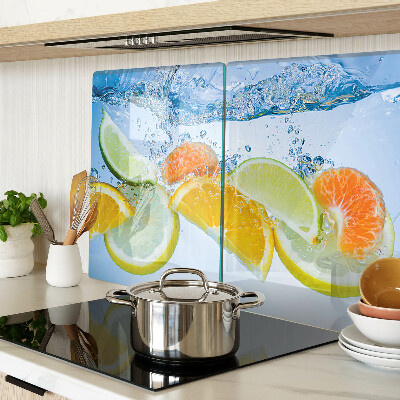 Glas schneidebrett Zitrusfrüchte in Wasser