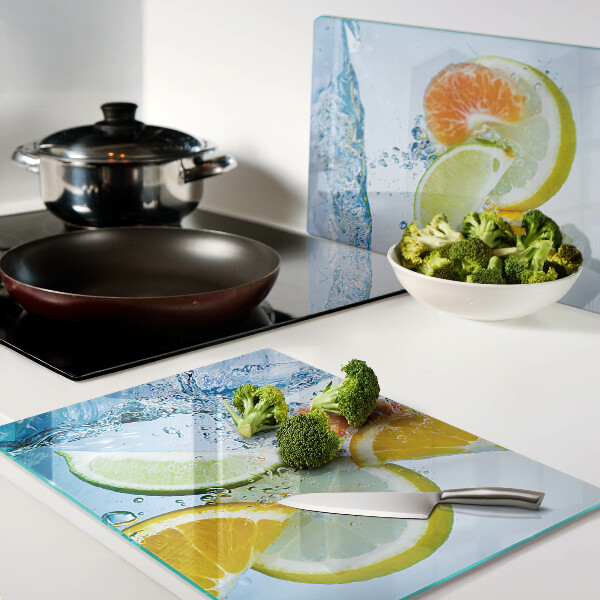 Glas schneidebrett Zitrusfrüchte in Wasser