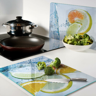 Glas schneidebrett Zitrusfrüchte in Wasser