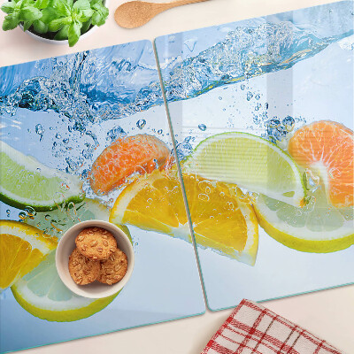Glas schneidebrett Zitrusfrüchte in Wasser