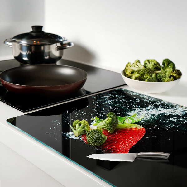 Schneidebrett Erdbeere im Wasser