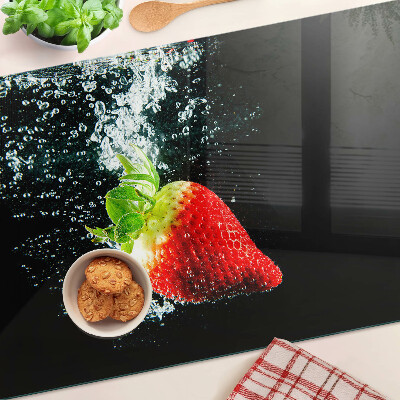 Schneidebrett mit Motiv einer Erdbeere im Wasser