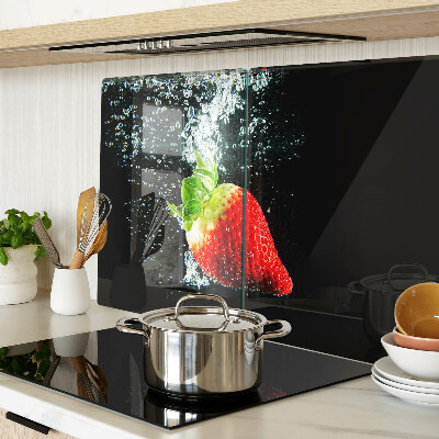 Schneidebrett Erdbeere im Wasser