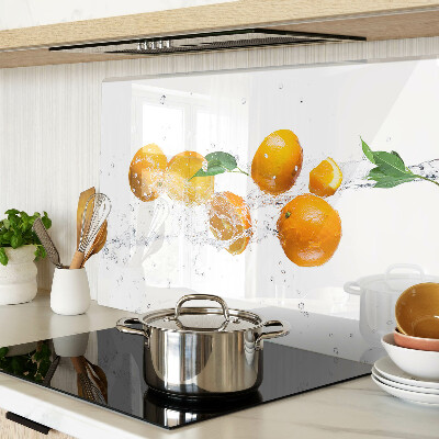 Glas schneidebrett Zitrusfrüchte mit Wasser