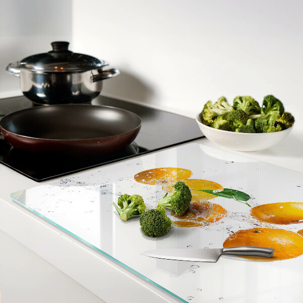 Glas-Schneidebrett mit Motiv aus Zitrusfrüchten auf Wasser