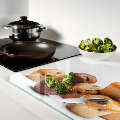 Schneidebrett mit Motiv aus Schokoladen- und Vanillemuffins