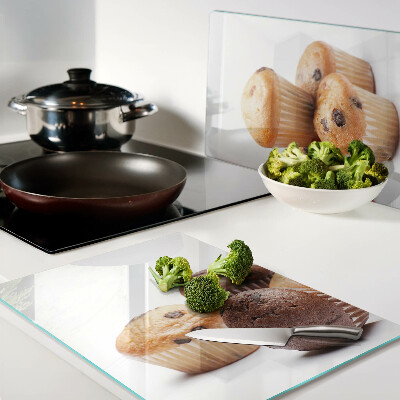 Schneidebrett mit Motiv aus Schokoladen- und Vanillemuffins