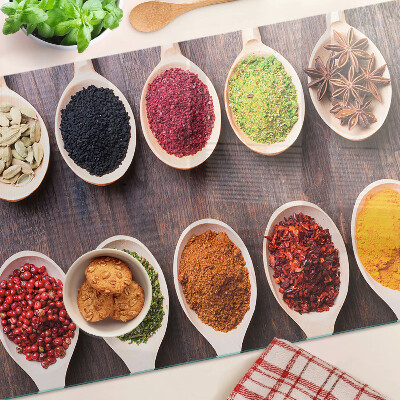 Schneidebrett glas Gewürze in Löffeln