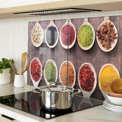 Schneidebrett glas Gewürze in Löffeln