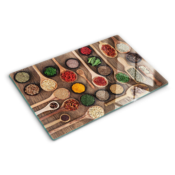 Glas-Schneidebrett mit Motiv aus Gewürzen und Kräutern in Holzlöffeln