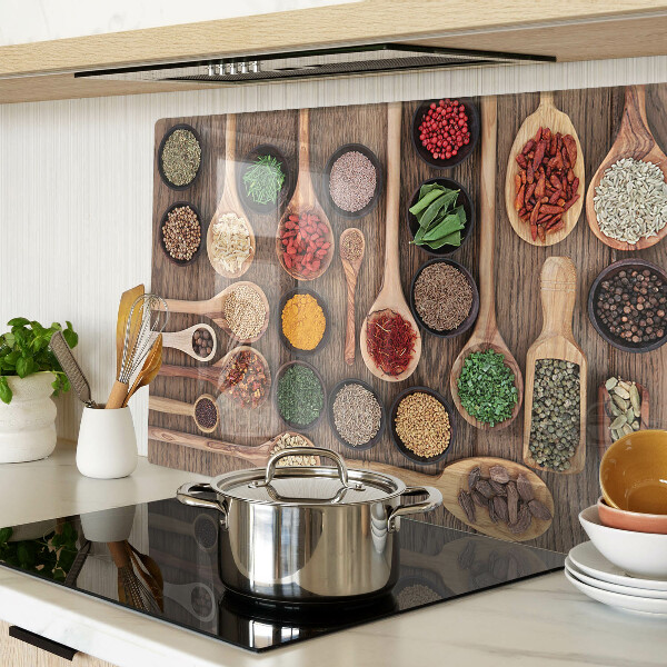 Glas schneidebrett Gewürze und Kräuter in Löffeln