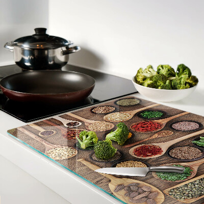 Glas schneidebrett Gewürze und Kräuter in Löffeln