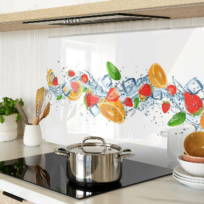 Schneidebrett mit buntem Motiv aus Früchten und Blättern