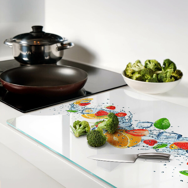 Schneidebrett mit buntem Motiv aus Früchten und Blättern