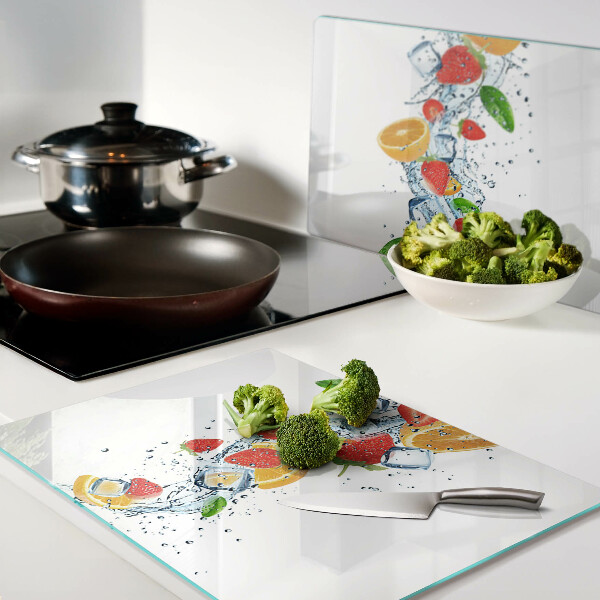 Schneidebrett mit buntem Motiv aus Früchten und Blättern