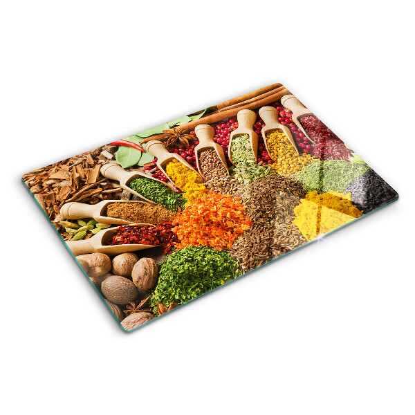 Schneidebrett mit Muster aus Gewürzen und Kräutern