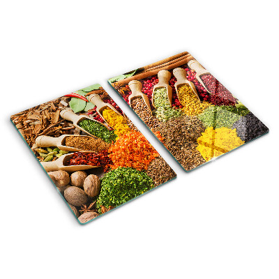 Schneidebrett mit Muster aus Gewürzen und Kräutern