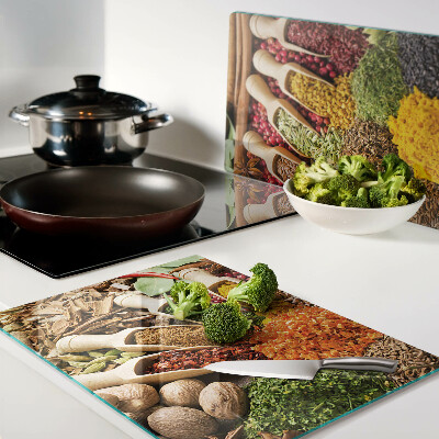 Schneidebrett mit Muster aus Gewürzen und Kräutern