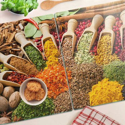 Schneidebrett mit Muster aus Gewürzen und Kräutern