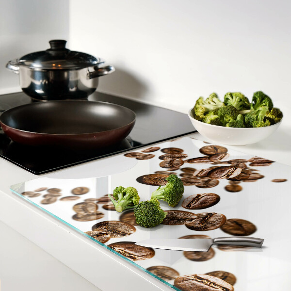 Schneidebrett glas Kaffeebohnen in Bewegung