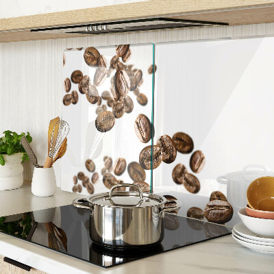 Schneidebrett glas Kaffeebohnen in Bewegung