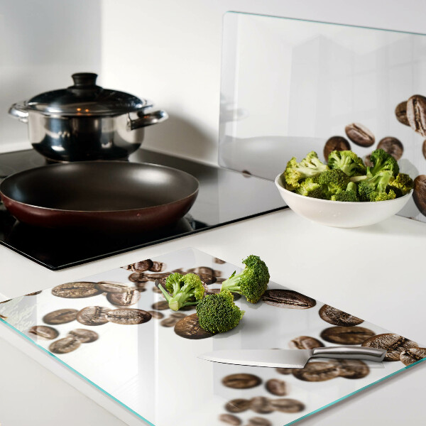 Schneidebrett glas Kaffeebohnen in Bewegung