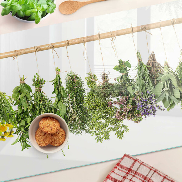 Schneidebrett mit getrockneten Kräutern an einer Schnur
