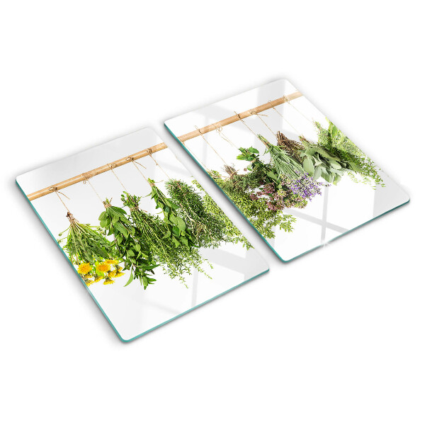 Schneidebrett mit getrockneten Kräutern an einer Schnur