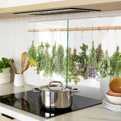 Schneidebrett mit getrockneten Kräutern an einer Schnur