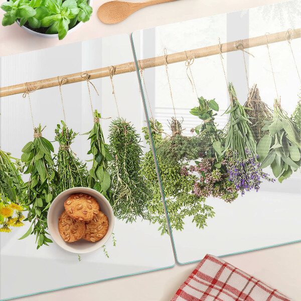 Schneidebrett mit getrockneten Kräutern an einer Schnur