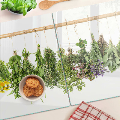 Schneidebrett mit getrockneten Kräutern an einer Schnur