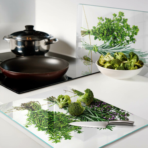 Schneidebrett Glas mit getrockneten Kräutern an einer Schnur